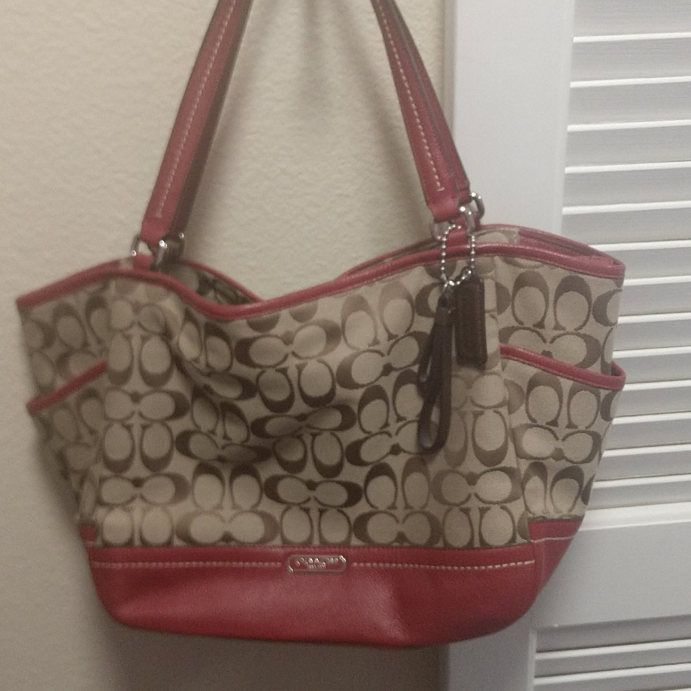 Coach Carrier Signature Logo